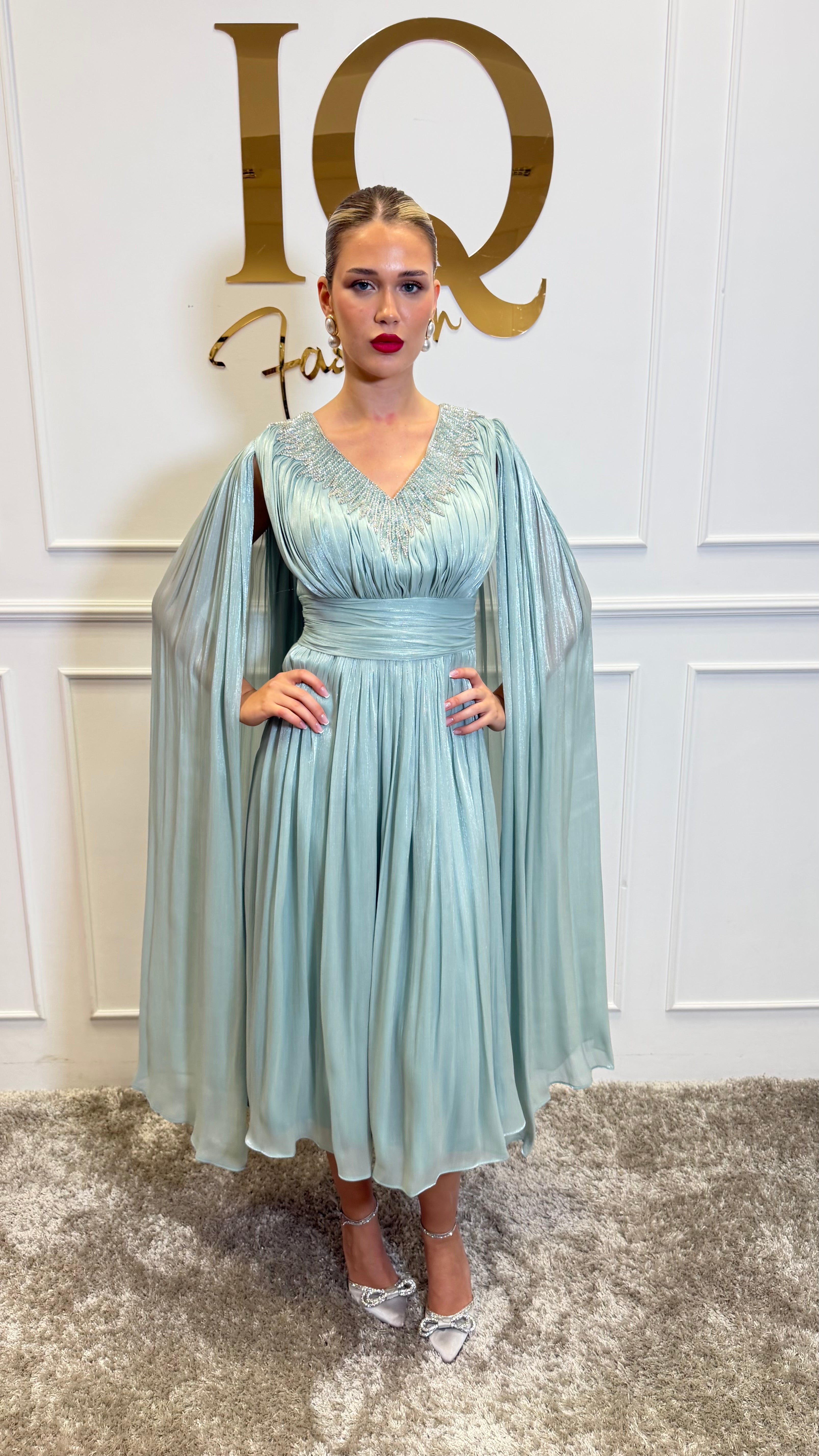 Rochie Yalisse V Minth de culoare neagră, croială elegantă, detalii subtile, perfectă pentru ocazii speciale, de la iqfashioncluj.