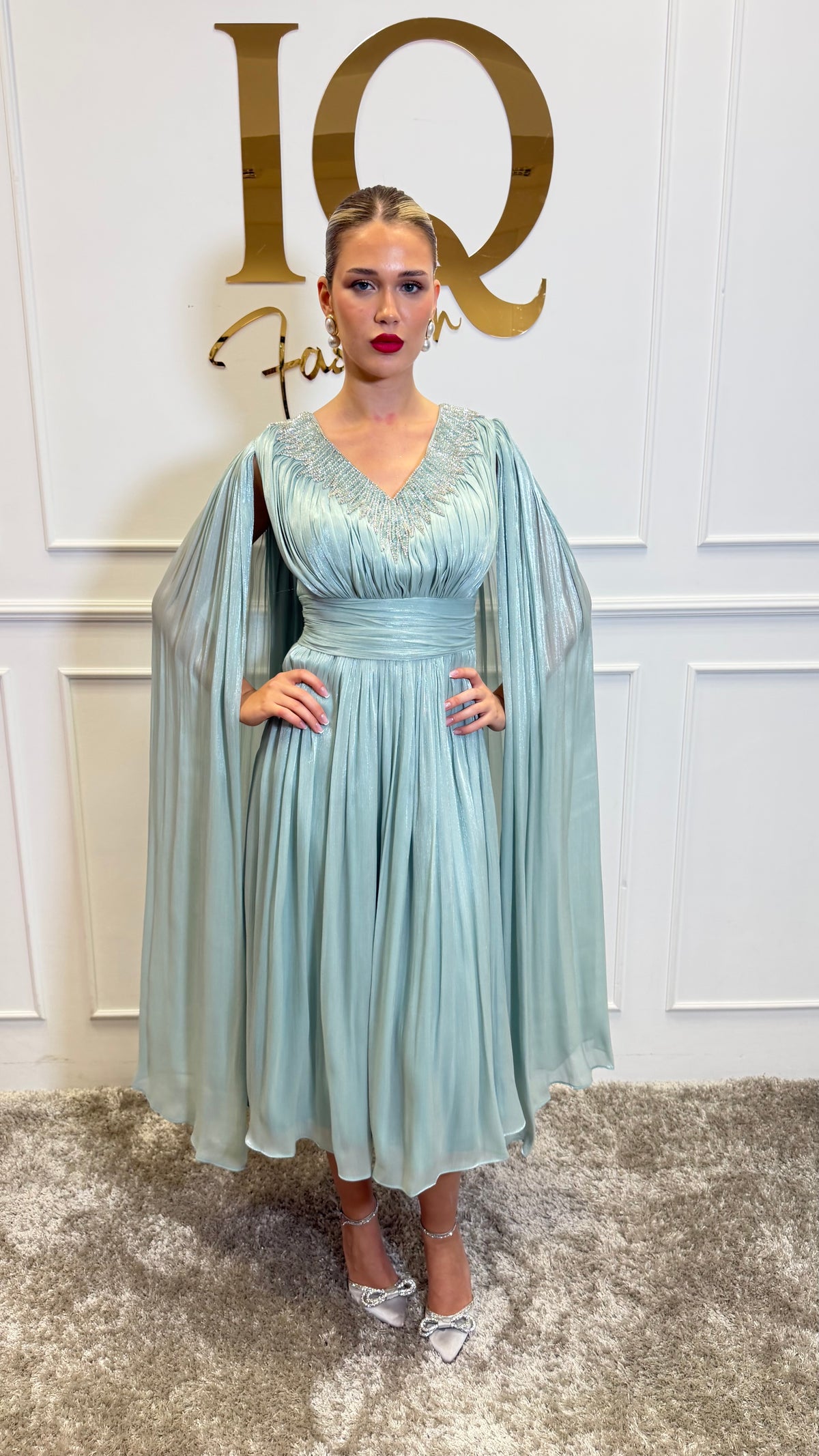 Rochie Yalisse V Minth de culoare neagră, croială elegantă, detalii subtile, perfectă pentru ocazii speciale, de la iqfashioncluj.