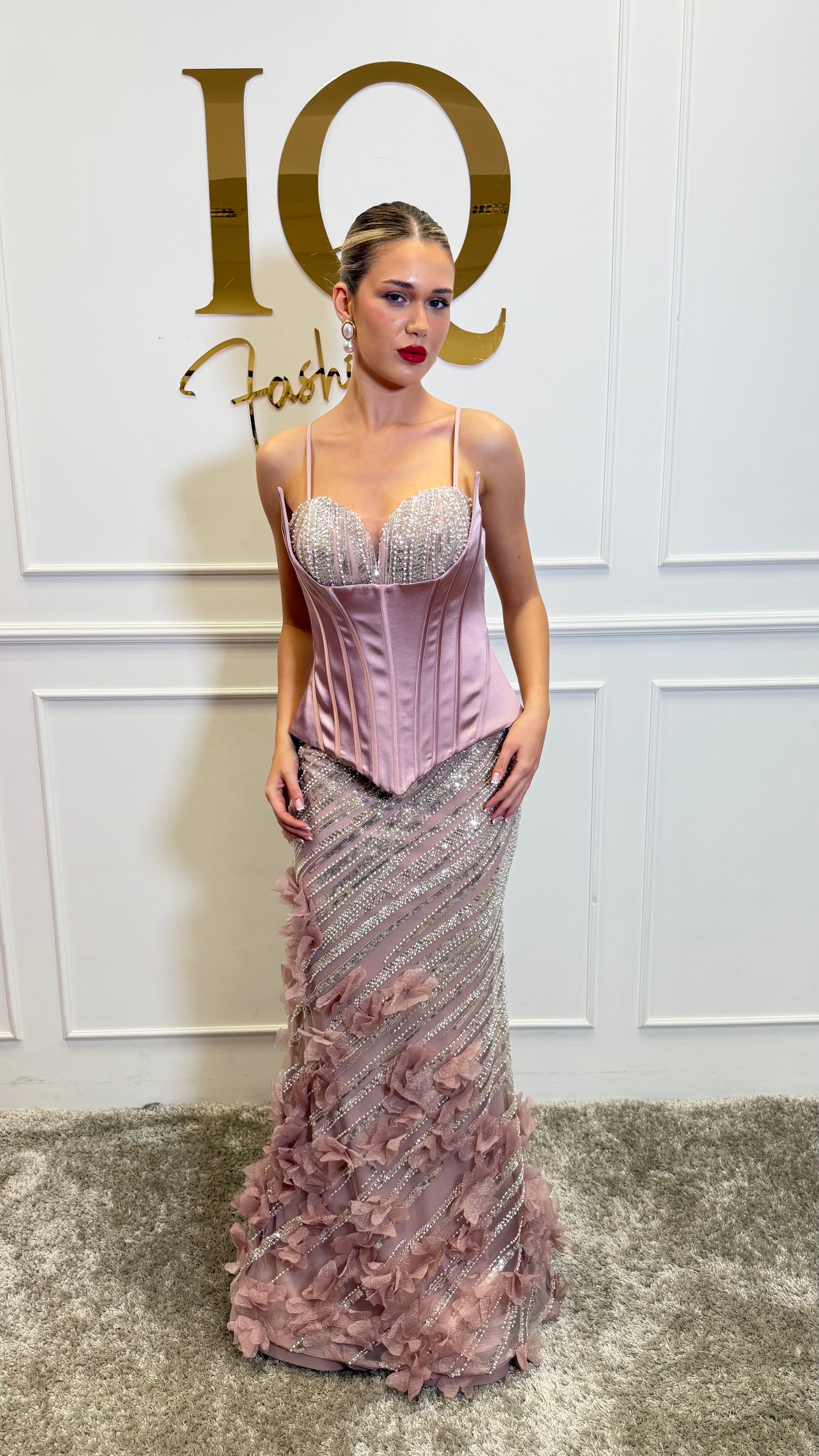 Rochie roz Jakarta de la iqfashioncluj, material vaporizant, cu croială elegantă și detalii moderne, pentru evenimente speciale.