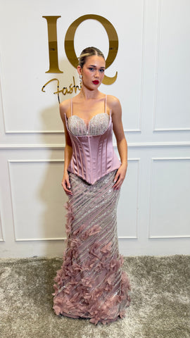 Rochie roz Jakarta de la iqfashioncluj, material vaporizant, cu croială elegantă și detalii moderne, pentru evenimente speciale.
