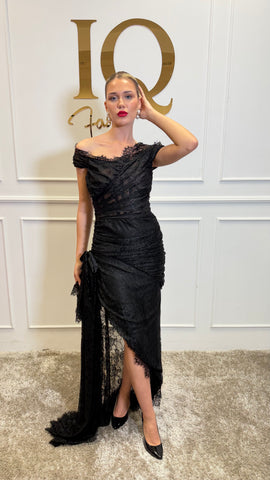 Rochie Esella neagră de la iqfashioncluj, cu croială elegantă și detalii sofisticate, pentru ocazii speciale.