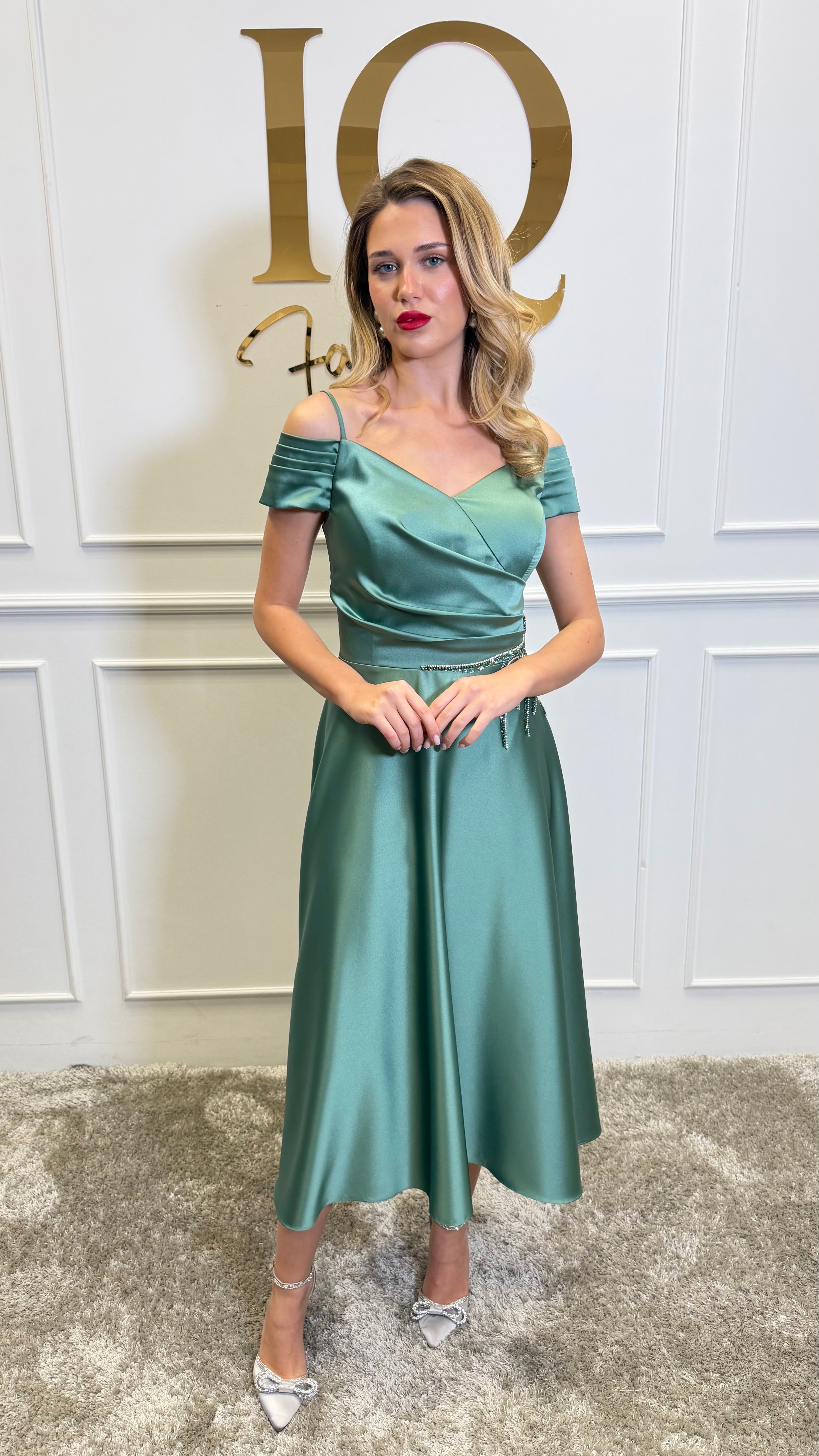 Rochie midi Onesta Minth de la iqfashioncluj, model elegant cu croială fluidă și detalii moderne, pe fundal neutru.
