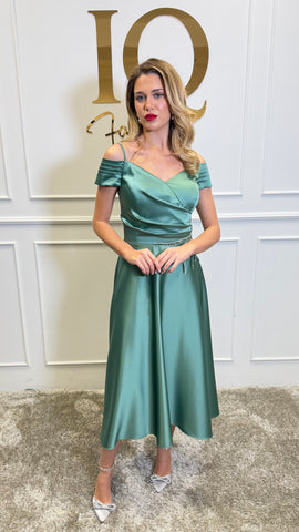 Rochie midi Onesta Minth de la iqfashioncluj, model elegant cu croială fluidă și detalii moderne, pe fundal neutru.