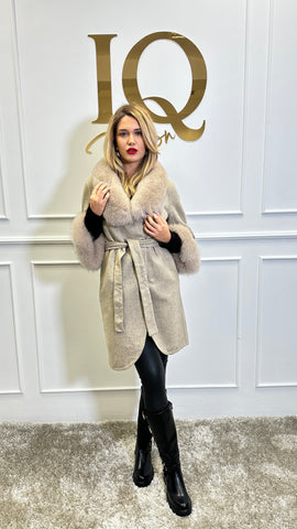 Palton de blană din alpaca beige, brand iqfashioncluj, cu croială elegantă și textură moale, vizibil în imagine.