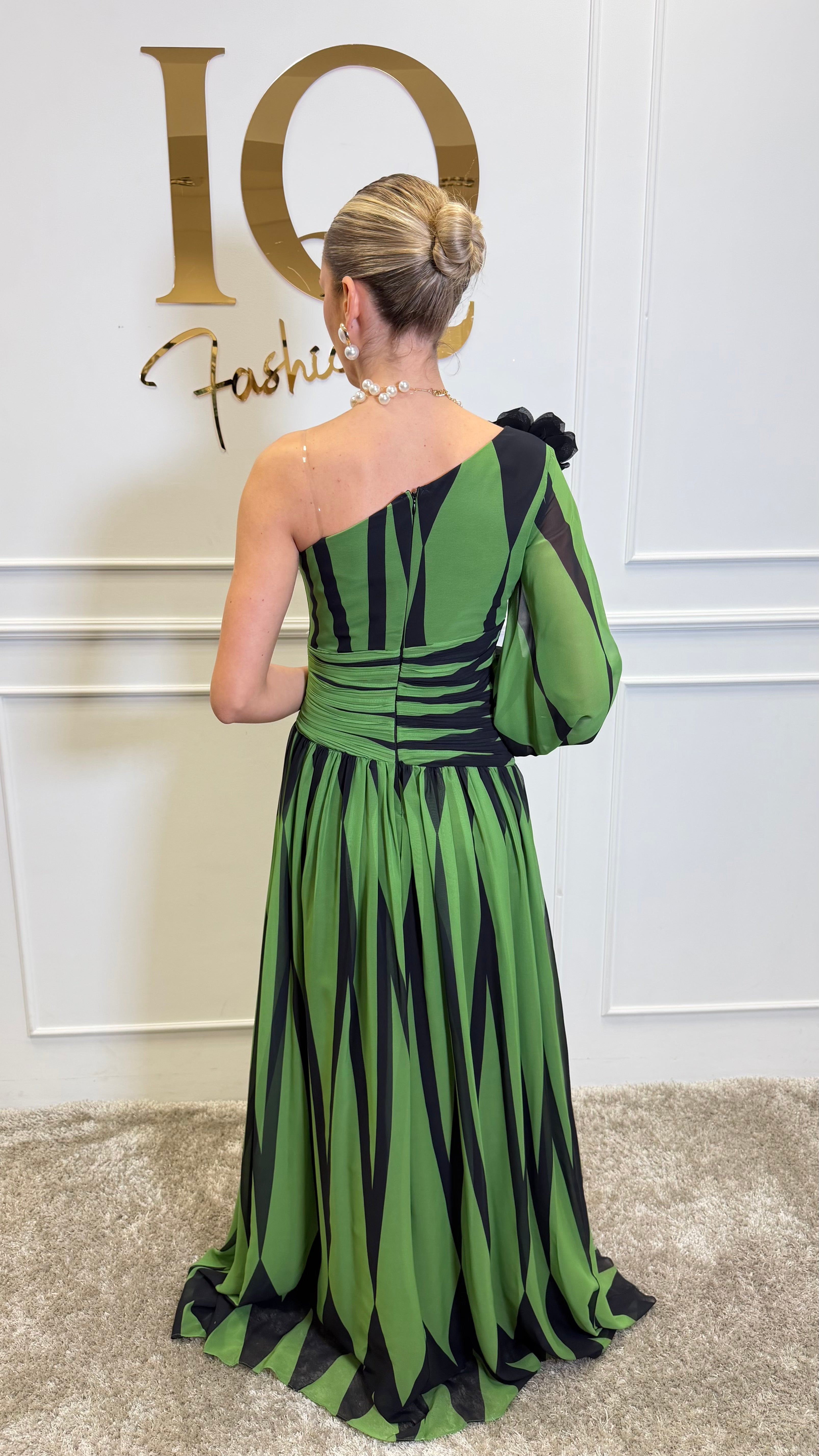 Rochie Calessa cu o mână Matcha de la iqfashioncluj, model elegant și modern, vizibilă în fotografie.