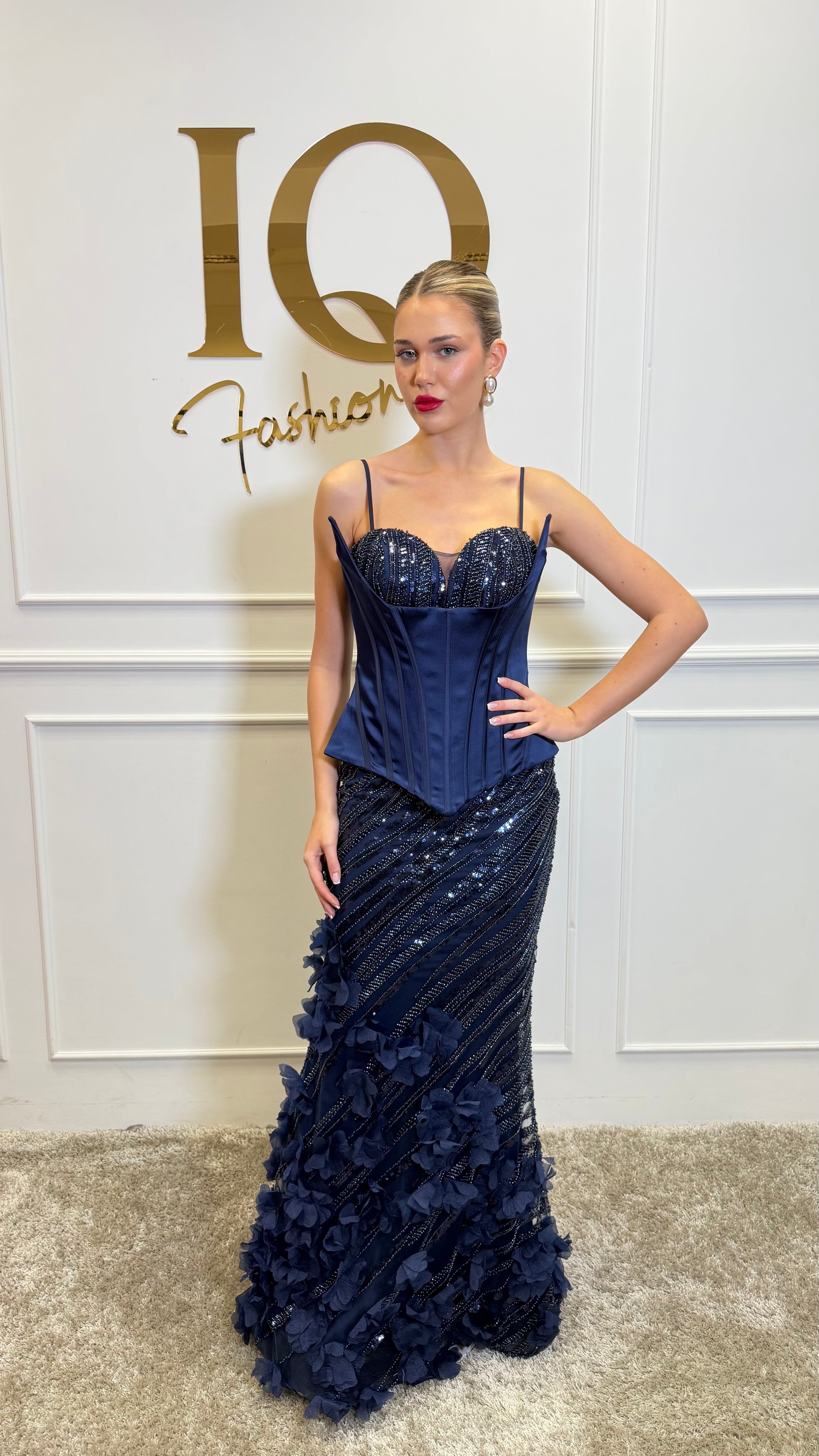 Rochie Jakarta Blue din colecția iqfashioncluj, cu croială elegantă și detalii moderne, fabricată din material ușor și confortabil.