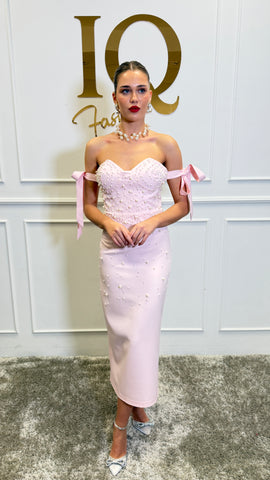 Rochie Bombo Roze de la iqfashioncluj, rochie elegantă roz, detalii din material fin, perfectă pentru evenimente speciale.