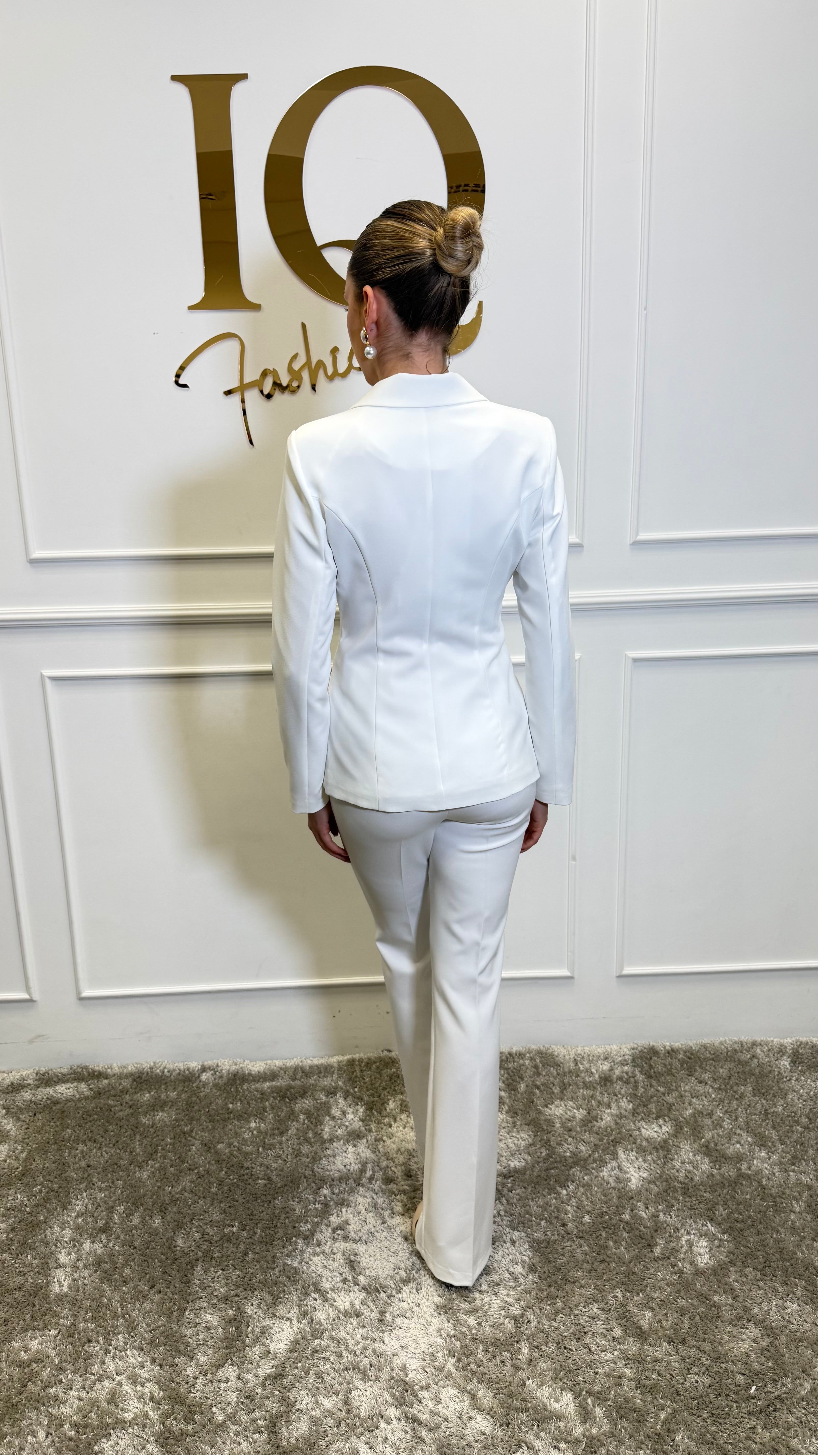 Costum ELVE STYLE SRL Anais White cu nasturi aurii, material alb, design elegant, pentru evenimente speciale.
