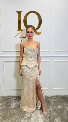 Rochie Seyana beige de la iqfashioncluj, cu croială elegantă și material fluid, prezentată pe model pe fundal neutru.