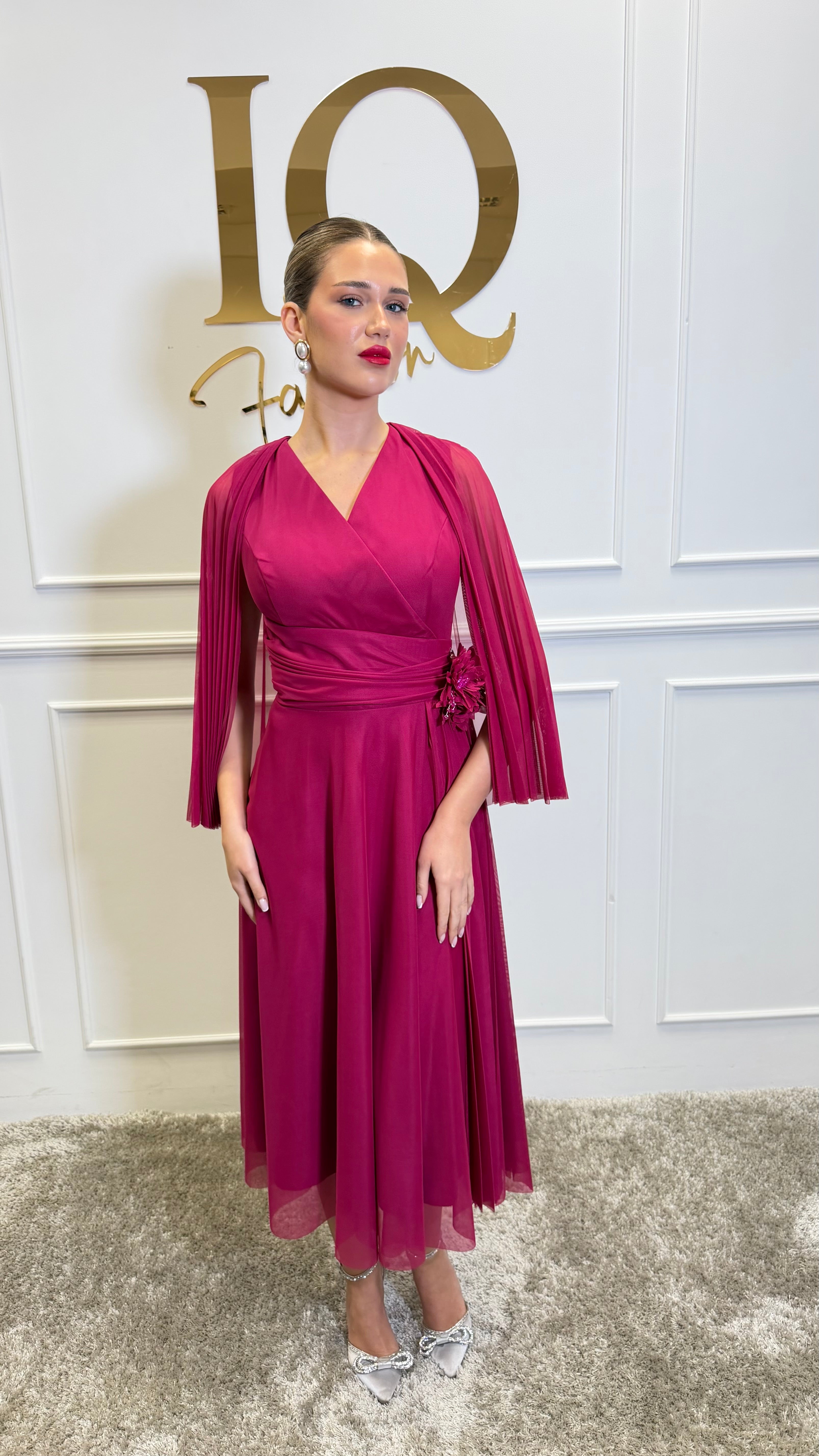 Rochie Nadiana fuchsia de la iqfashioncluj, fustă elegantă, material vaporoasă și croială modernă, pe suport de haine.