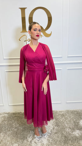 Rochie Nadiana fuchsia de la iqfashioncluj, fustă elegantă, material vaporoasă și croială modernă, pe suport de haine.