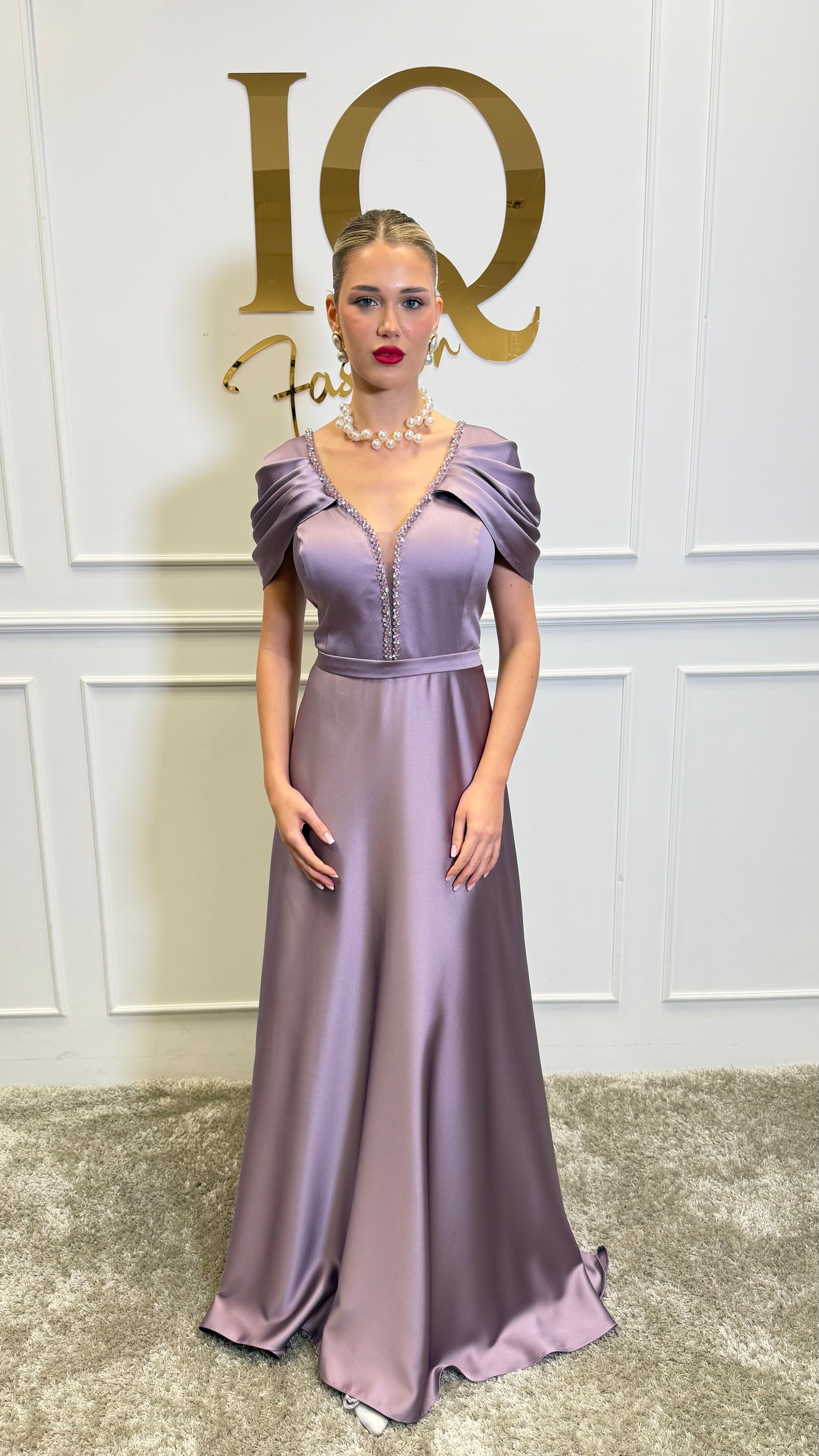 Rochie Vallerie roze de la iqfashioncluj, model elegant cu croială feminină și detalii delicate, perfectă pentru ocazii speciale