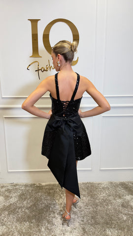 Rochie Diandra Black de la iqfashioncluj, design elegant, cu croială modernă și detalii stilate, pe manechin alb.