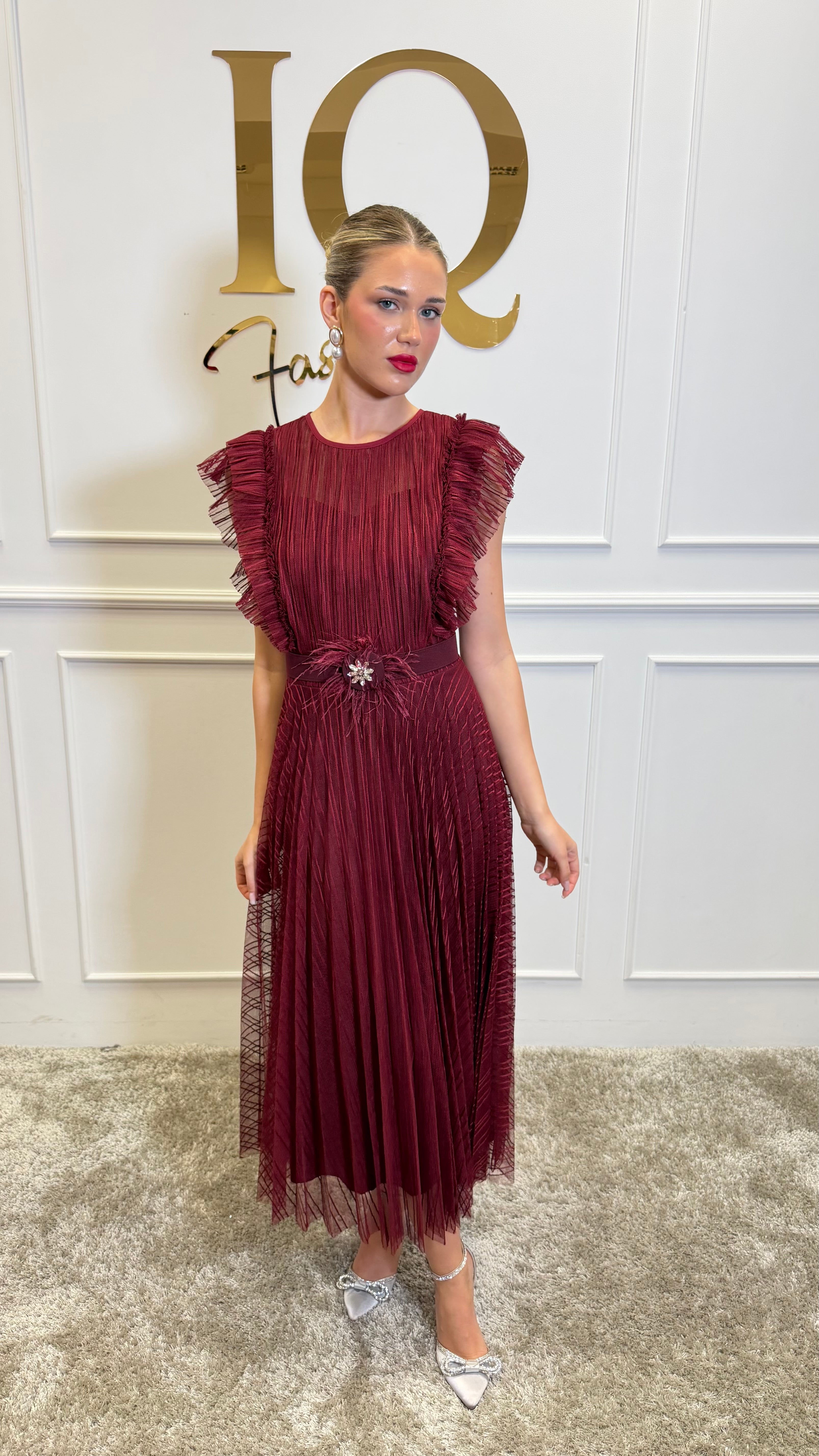 Rochie bordo de damă de la ELVE STYLE SRL, Rochii Massi, cu croială elegantă și detalii moderne, pe modelă.