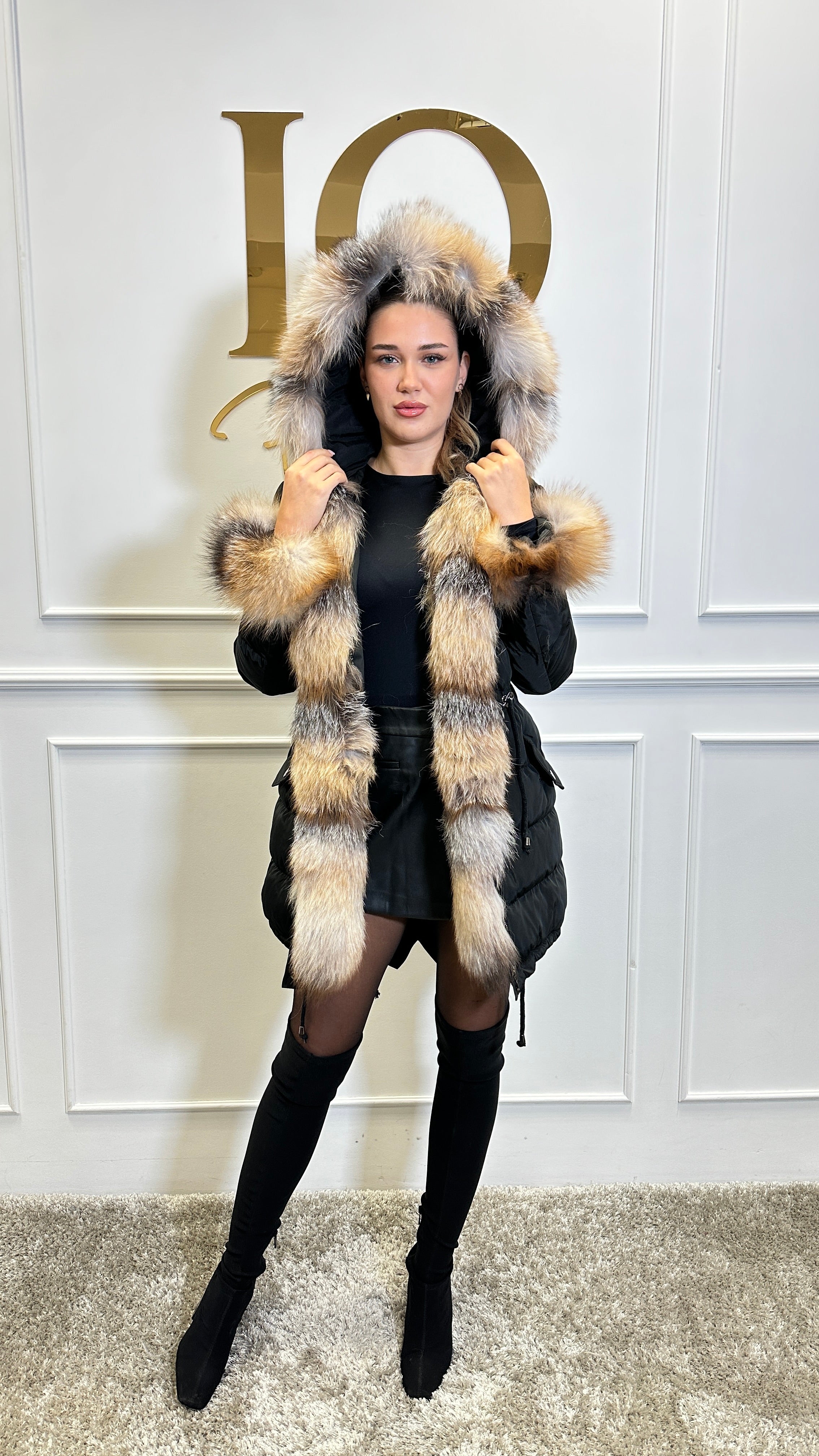 Black and gold Anatolia parka from ELVE STYLE SRL, featuring a stylish design and cozy hood.