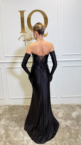 Rochie neagră Ademia cu mănuși, stil elegant și modern, purtată pe model, detalii sofisticate, pentru ocazii speciale.