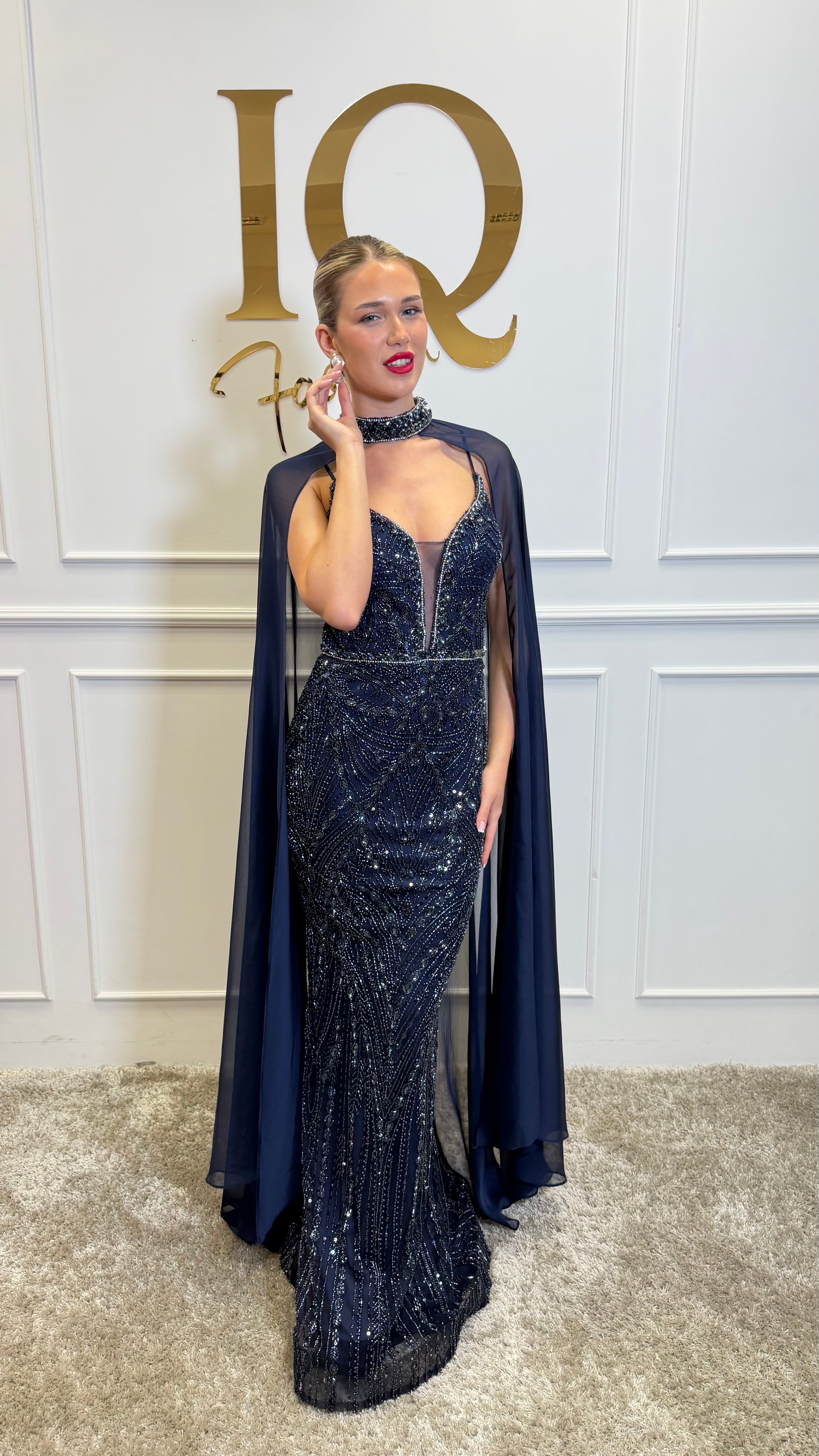 Rochie cu pelerină Indiana Dark Blue de la iqfashioncluj, prezentată pe manechin, detaliu elegant și modern în culoare bleumarin.