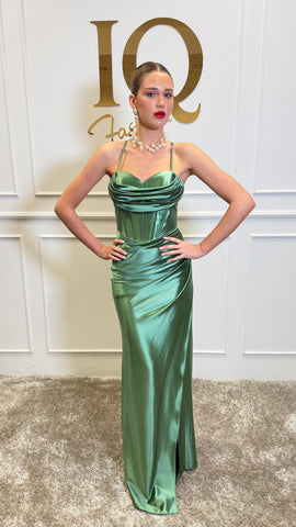 Rochie Biano Matcha din colecția iqfashioncluj, rochie elegantă de damă, prezentată pe manechin, culoare verde închis.