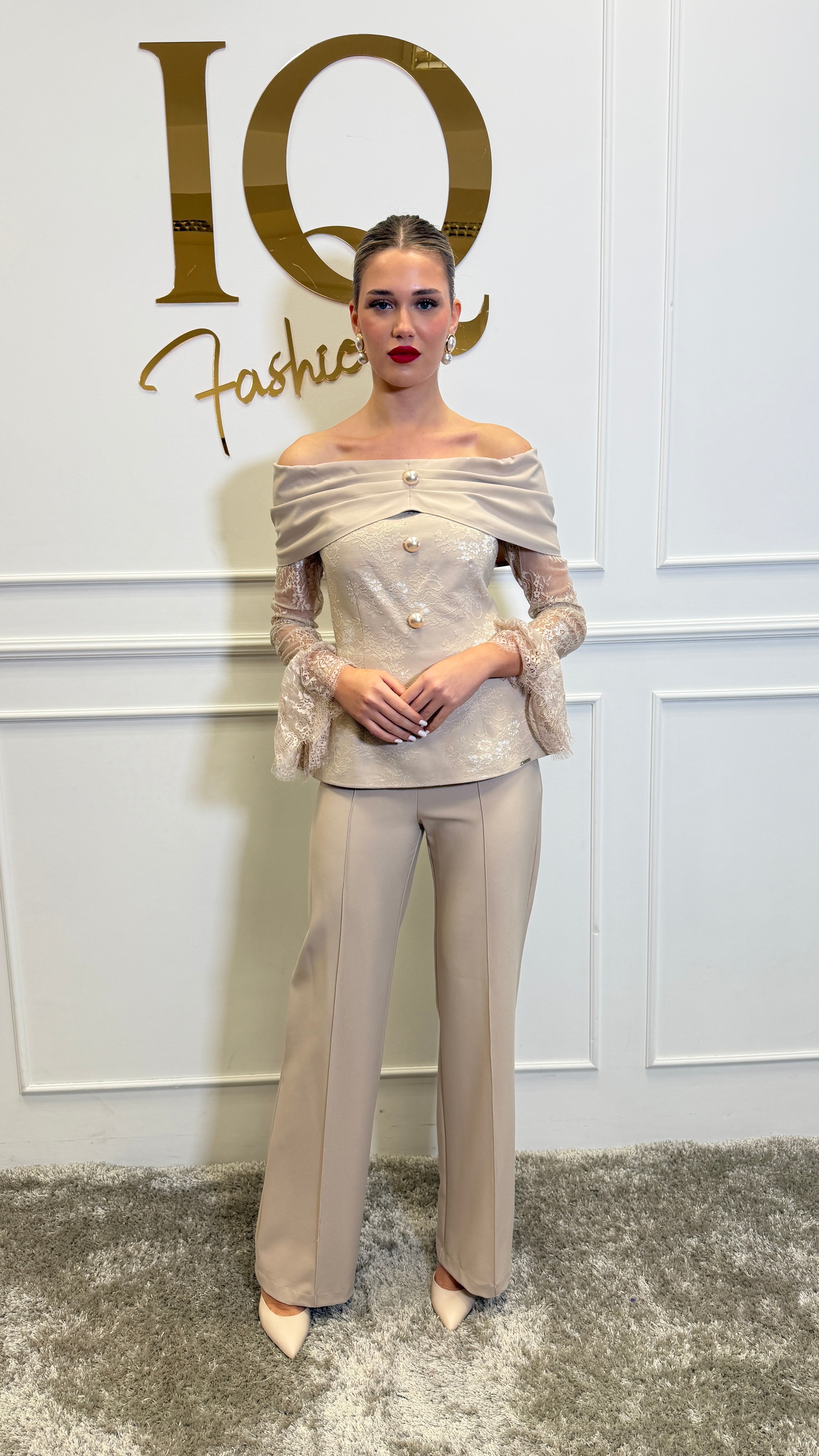Rochie classy bej de la iqfashioncluj, elegantă și stilată, purtată pe model, cu croială rafinată și detalii sofisticate.