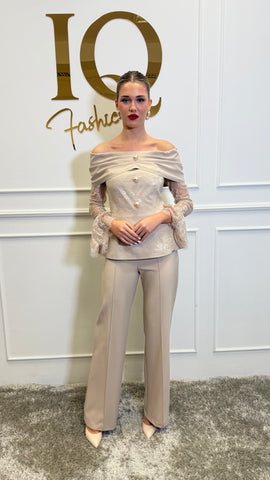 Rochie classy bej de la iqfashioncluj, elegantă și stilată, purtată pe model, cu croială rafinată și detalii sofisticate.