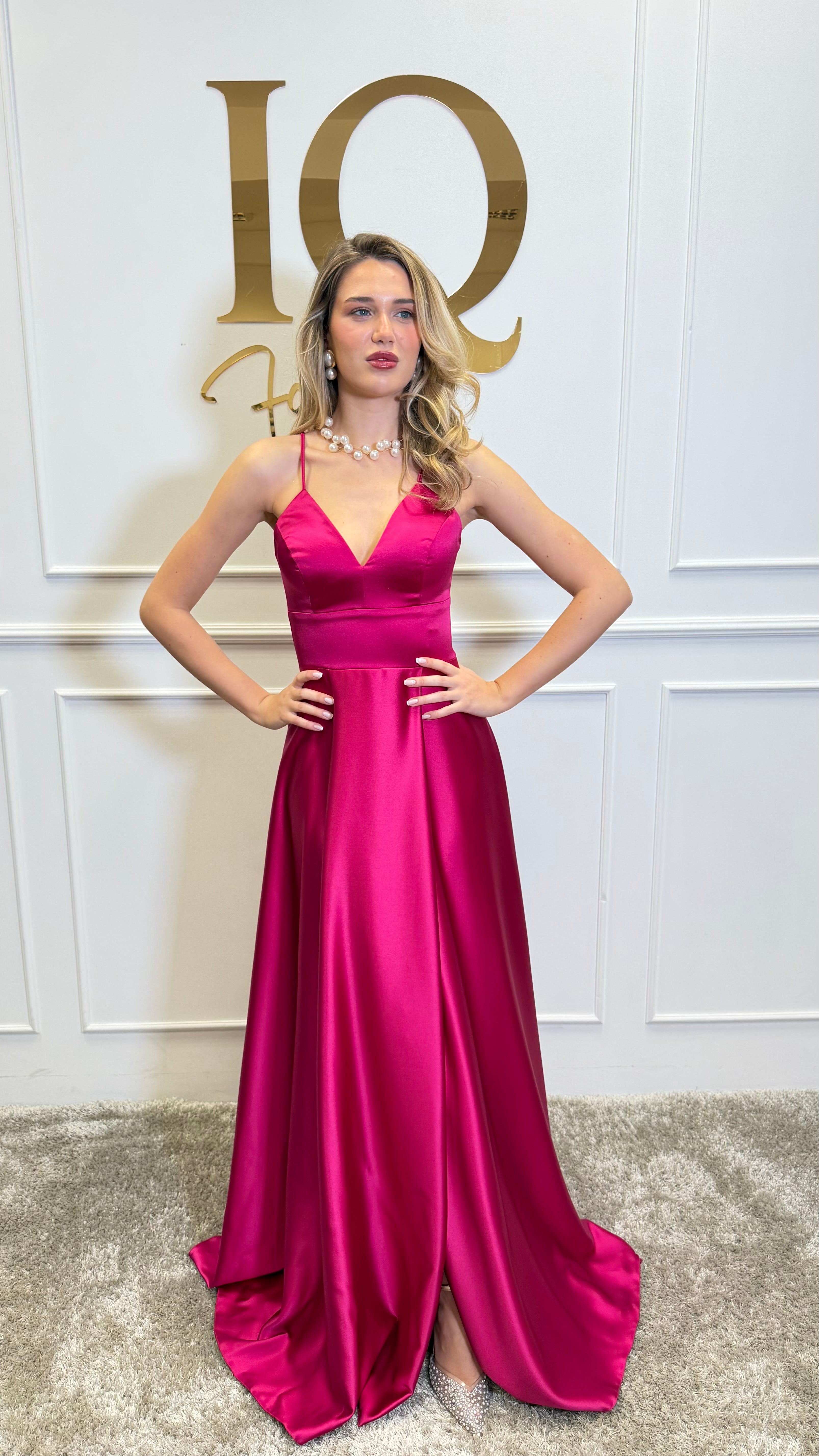 Rochie fuchsia pentru femei, model Simply de la iqfashioncluj, din material fluid și elegant, pe manechin.