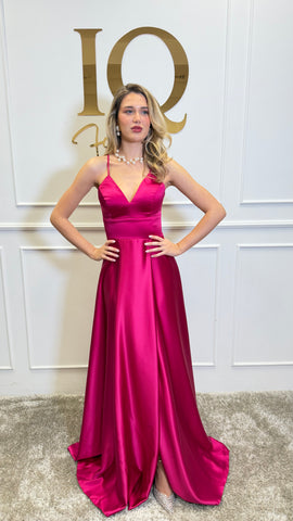 Rochie fuchsia pentru femei, model Simply de la iqfashioncluj, din material fluid și elegant, pe manechin.