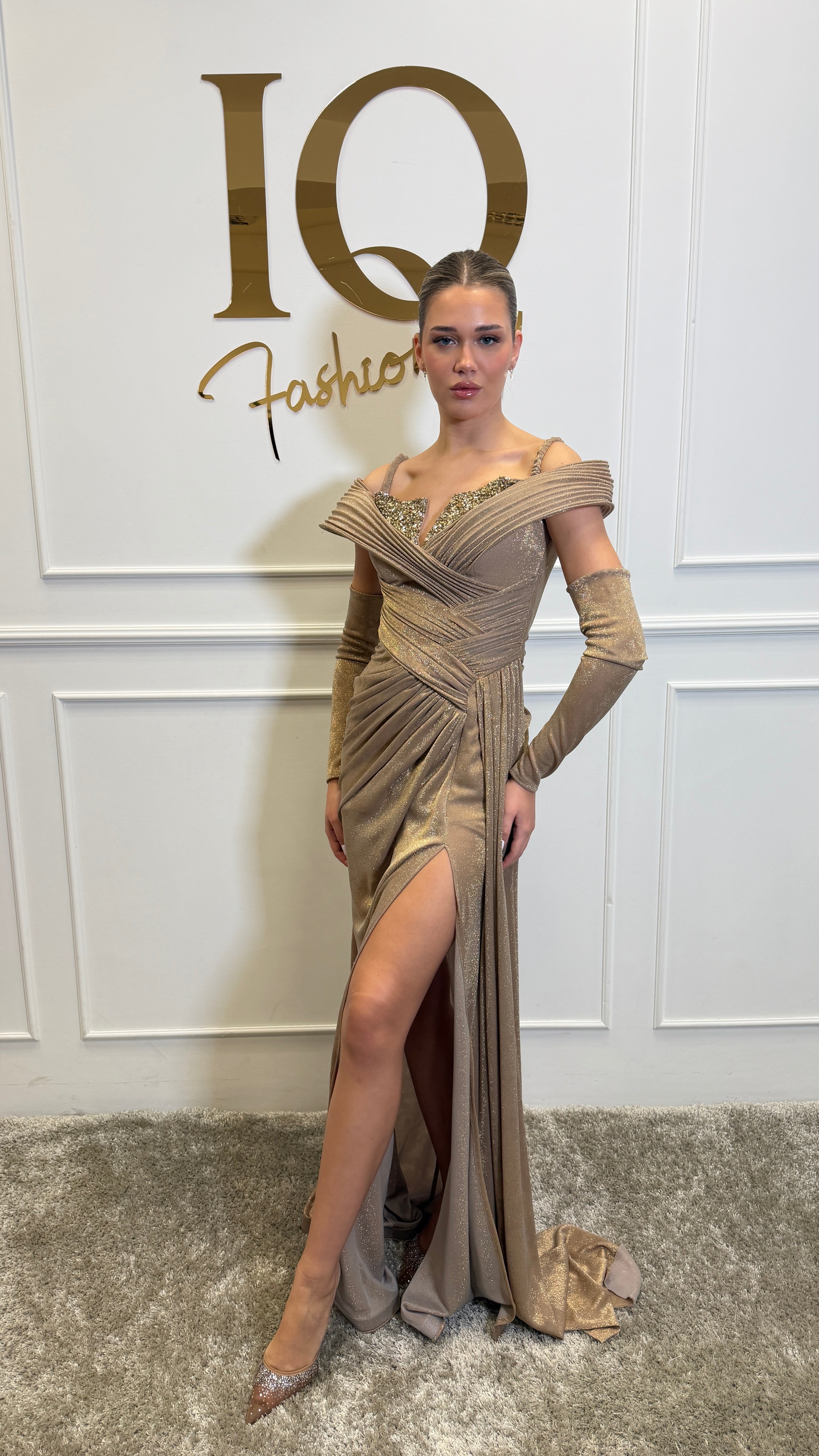 Rochie beige cu mănuși Dessire, de la iqfashioncluj, elegantă și modernă, vizibilă în imagine.
