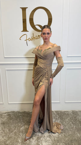 Rochie beige cu mănuși Dessire, de la iqfashioncluj, elegantă și modernă, vizibilă în imagine.