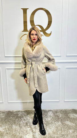 Palton din alpaca beige de blanuri, model Ami, de la iqfashioncluj, vizibil cu croială elegantă și textură moale.