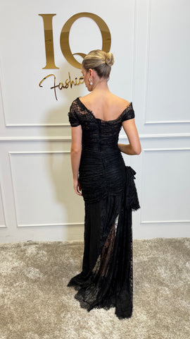Rochie Esella neagră de la iqfashioncluj, croială modernă, material fluid și elegant, pentru ocazii speciale sau casual.