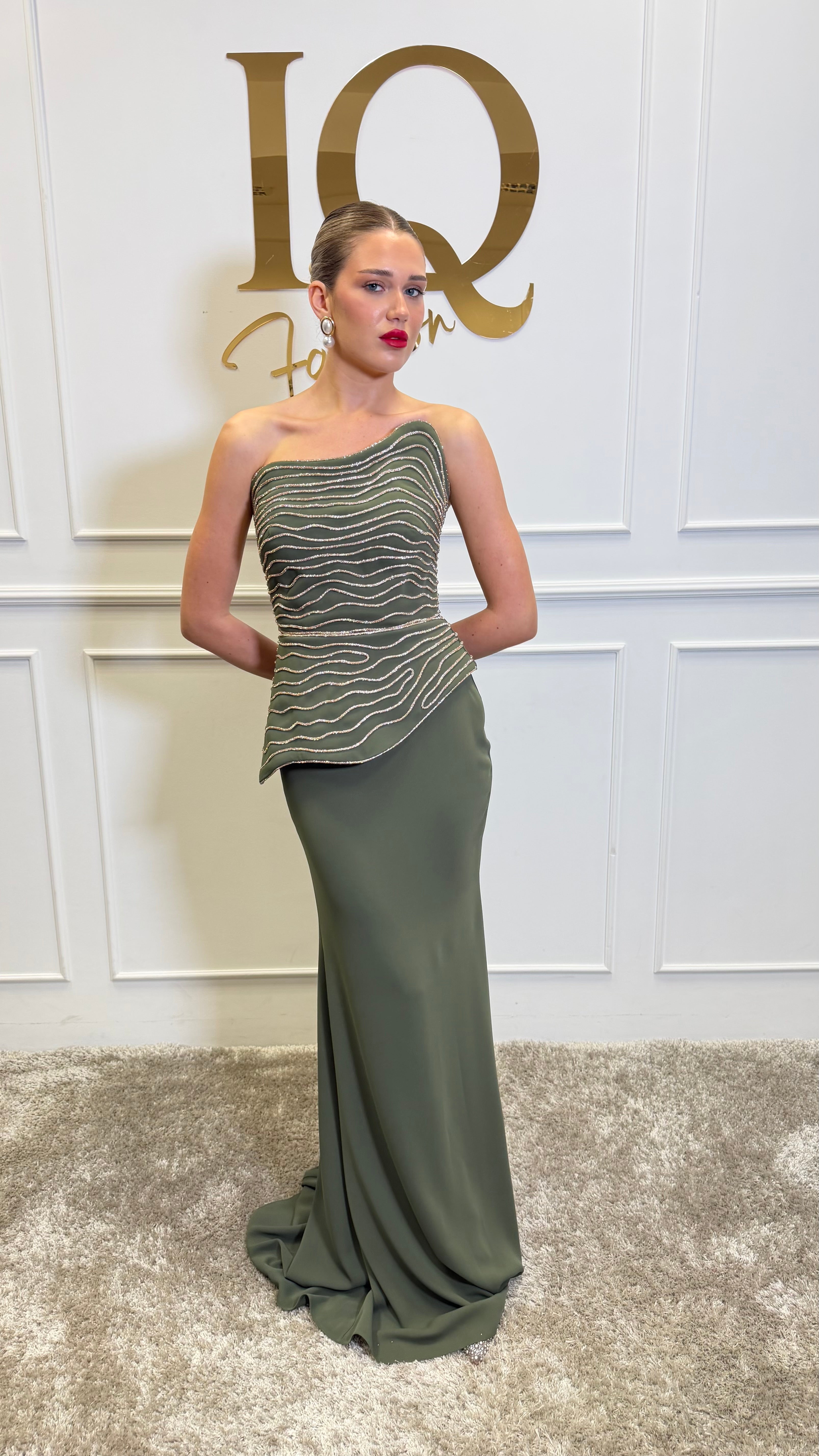 Rochie Celesia verde măslină de la iqfashioncluj, model elegant, cu croială feminină și detalii stilate, pe fundal neutru.