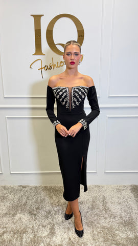 Rochie Carmina Black de la iqfashioncluj, model elegant, neagră, cu croială modernă, vizibilă în imagine.