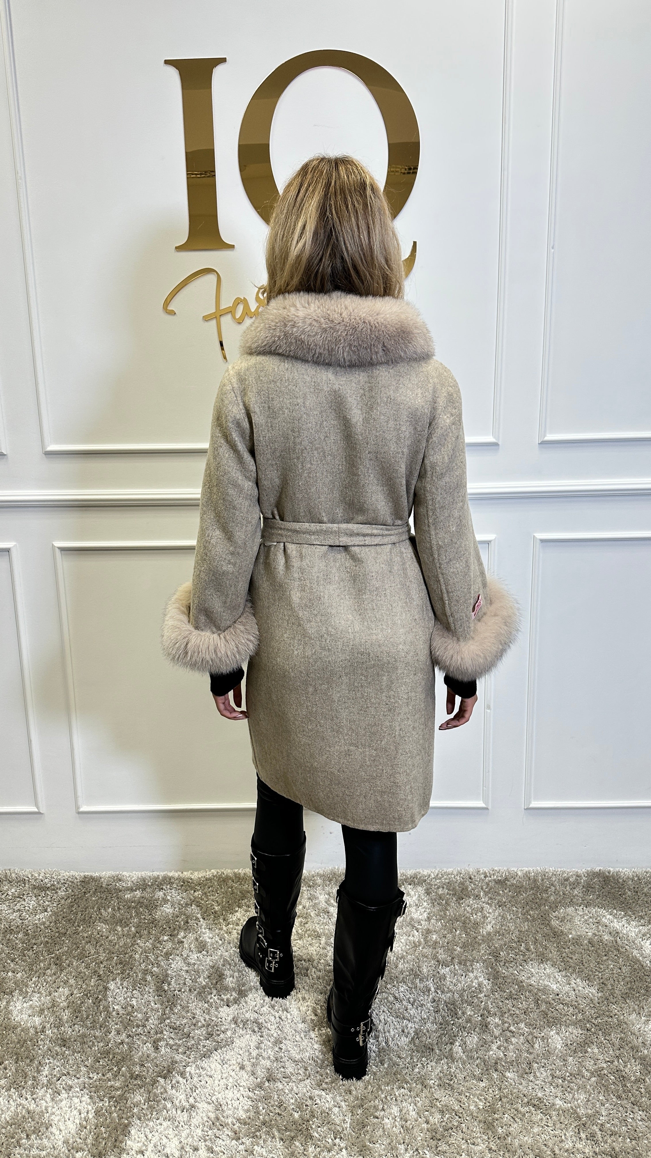 Palton din alpaca beige de la iqfashioncluj, model blanuri, elegant și călduros, vizibil în imagine.