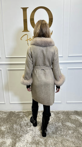 Palton din alpaca beige de la iqfashioncluj, model blanuri, elegant și călduros, vizibil în imagine.