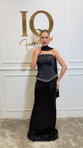 Rochie Amanda Black de la iqfashioncluj, detalii elegante, material negru, croială modernă, vizibilă pe model.