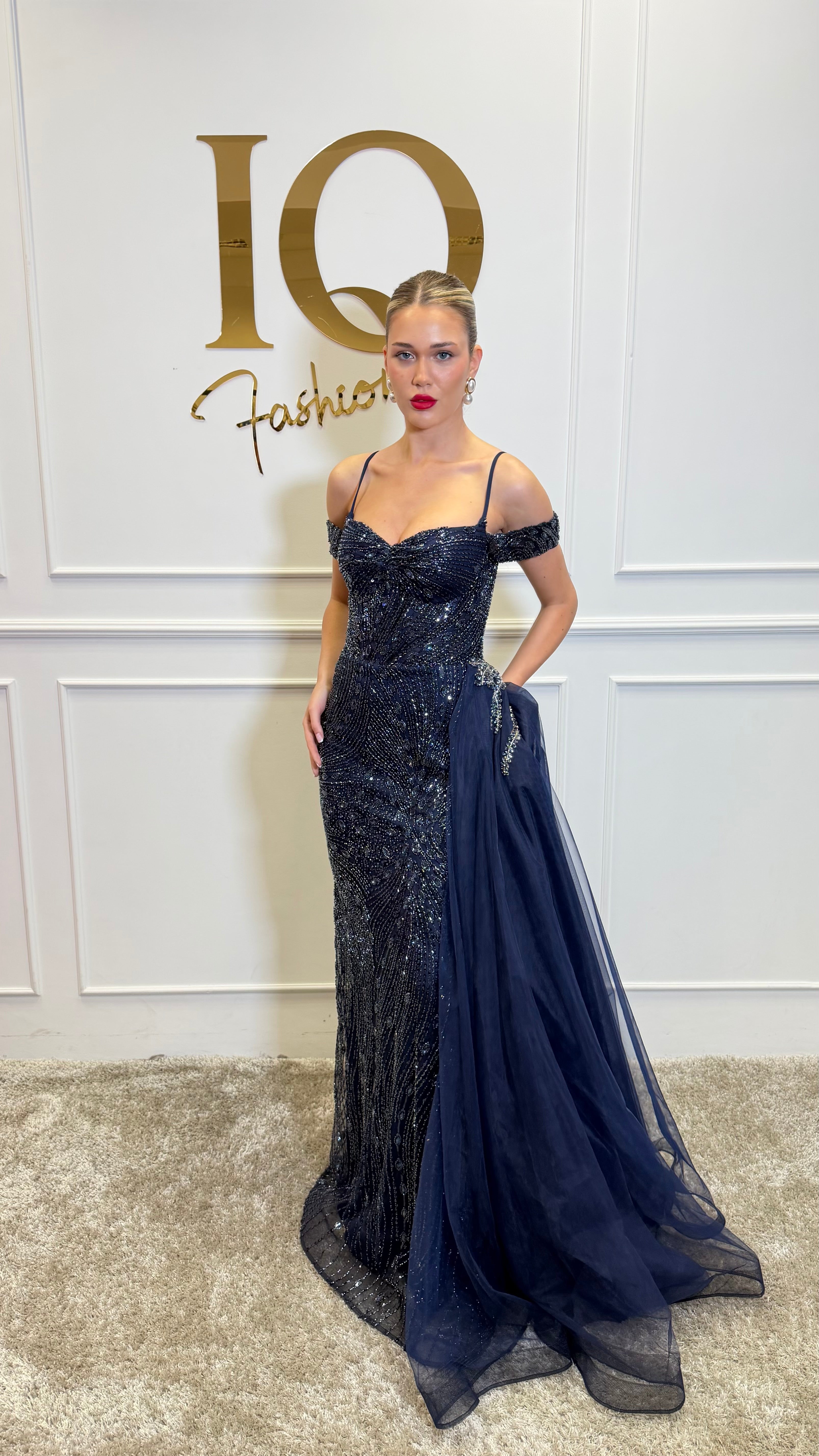 Rochie dark blue din colecția iqfashioncluj, stil elegant, material fin, pentru evenimente și ocazii speciale.