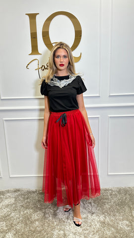 Red Fusta Valia by ELVE STYLE SRL featuring a stylish, flowing design perfect for elegant occasions.