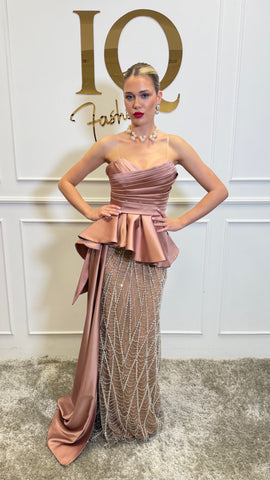 Rochie Belissa roz de la iqfashioncluj, lungime medie, croială elegantă și detalii feminine, pe manechin.