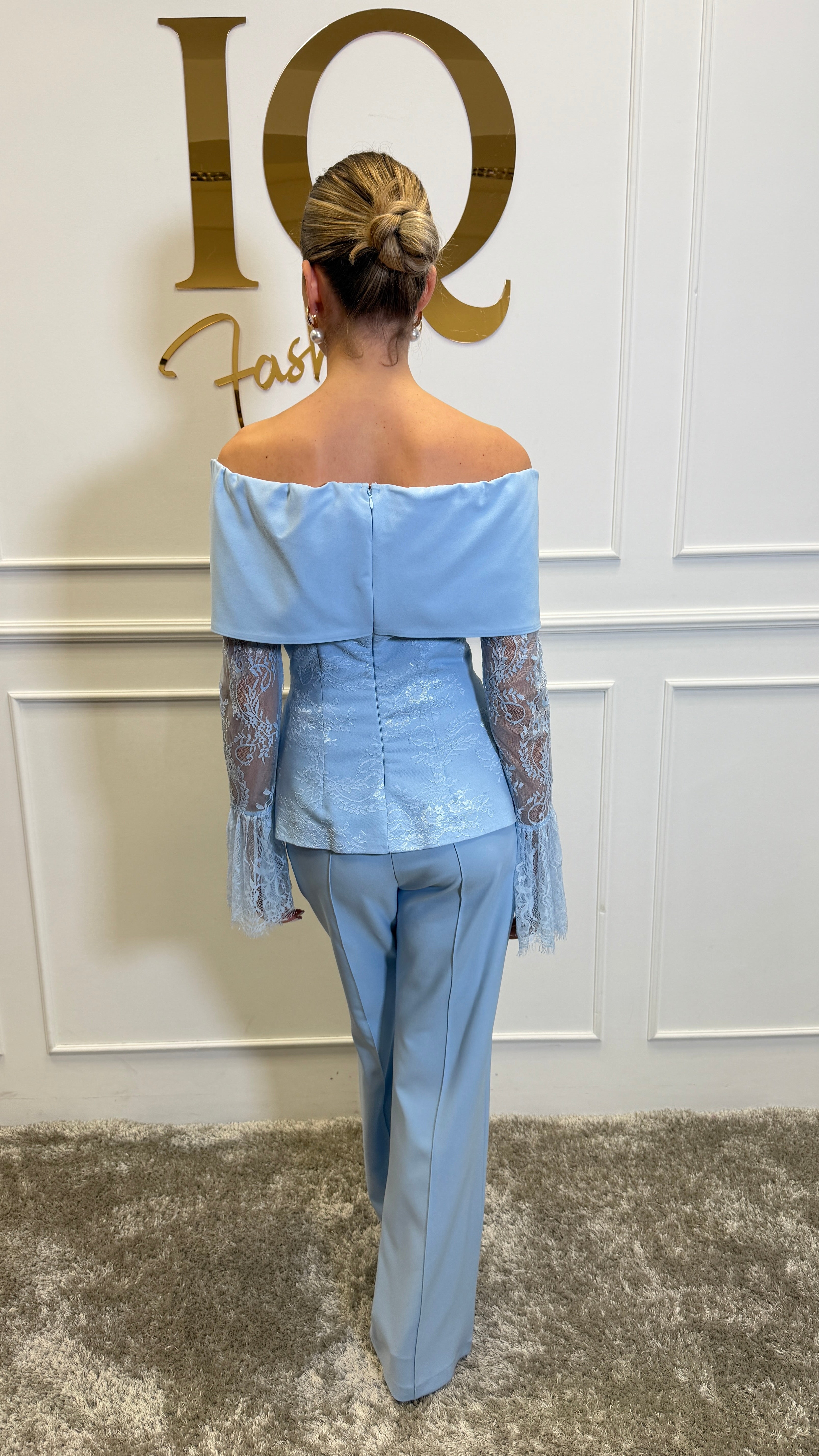 Rochie classy albastră de la iqfashioncluj, elegantă și modernă, cu detalii fine și croială atractivă, pentru ocazii speciale.