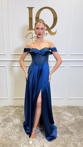 Rochie evazată Aunicia în albastru închis, de la iqfashioncluj, cu croială elegantă și de lungime medie, vizibilă în imagine.