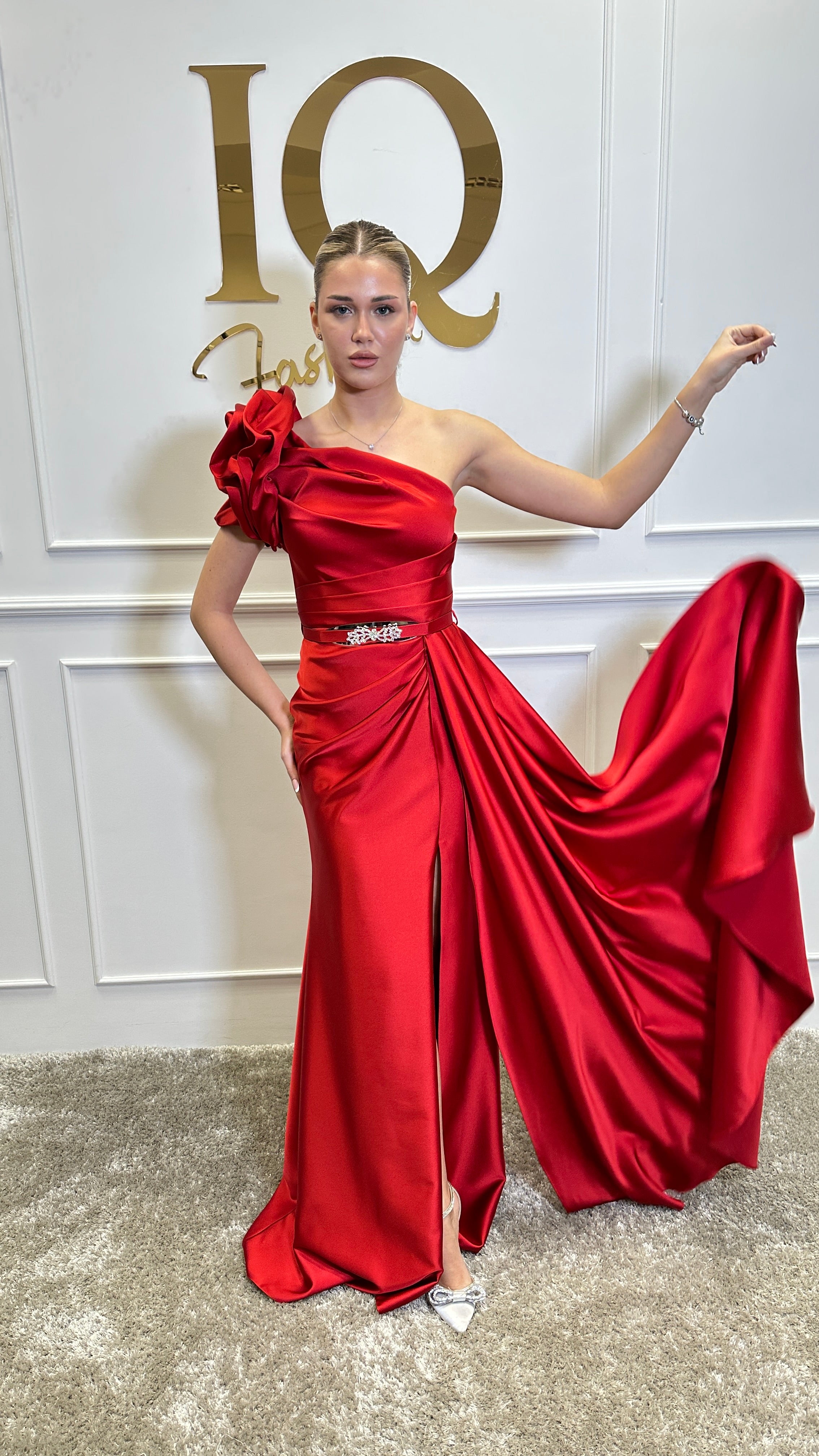 Rochie elegantă Jasmin Red de la iqfashioncluj, cu croială modernă și detalii feminine, pe fundal neutru.