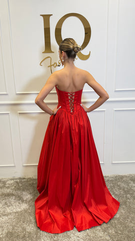 Rochie Desia Red de la iqfashioncluj, rochie eleganta roșie cu croială modernă și detalii stilate, vizibilă în imagine.