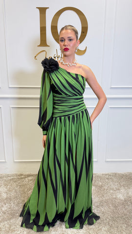 Rochie Calessa cu o manecă în culoare Matcha, brand iqfashioncluj, model elegant, material fin și croială modernă.