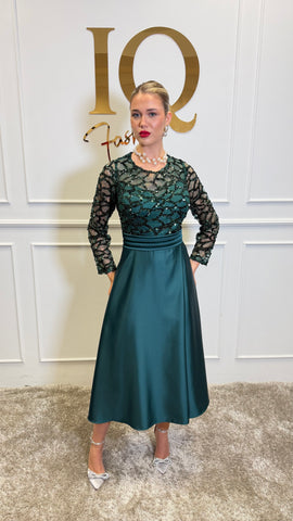 Rochie verde Celessy de la iqfashioncluj, croială elegantă și detalii stilate, vizibilă în imagine.