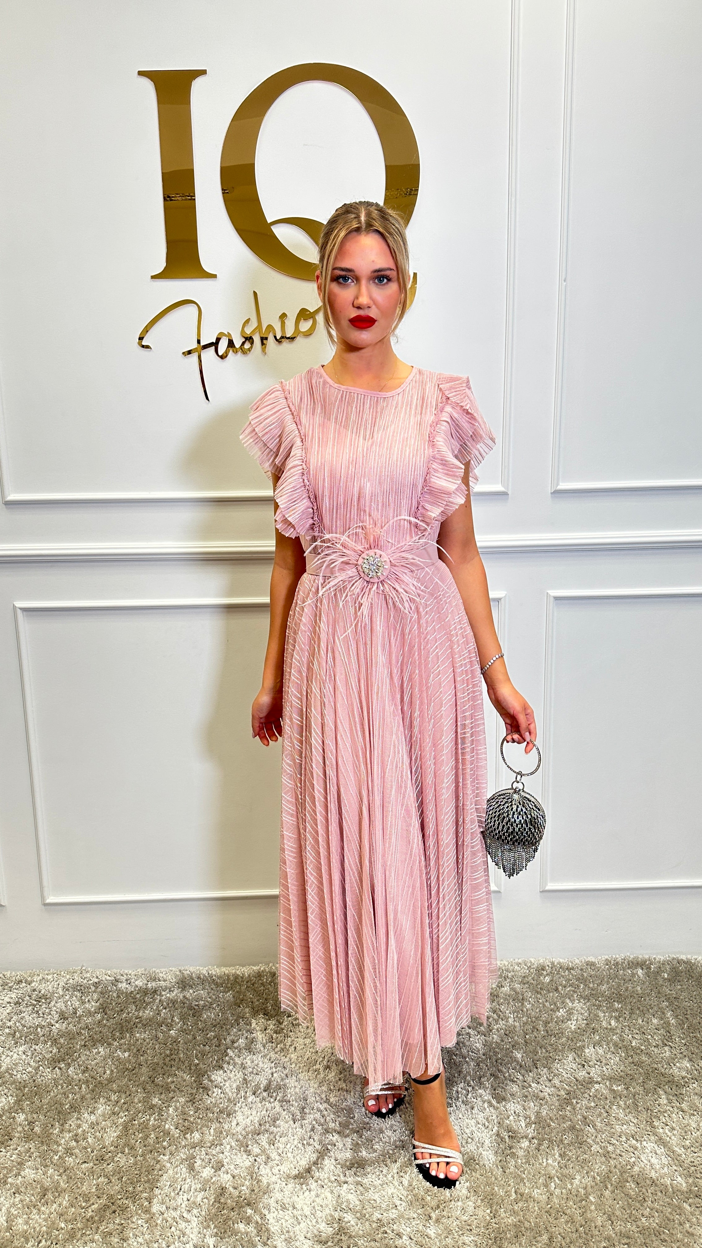 Rochie roz Massi de la ELVE STYLE SRL, cu croială elegantă și detalii delicate, vizibilă în imagine.
