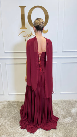 Rochie Elissa Burgundy de la iqfashioncluj, imagine cu detalii ale materialului și croiala elegantă a rochiei.