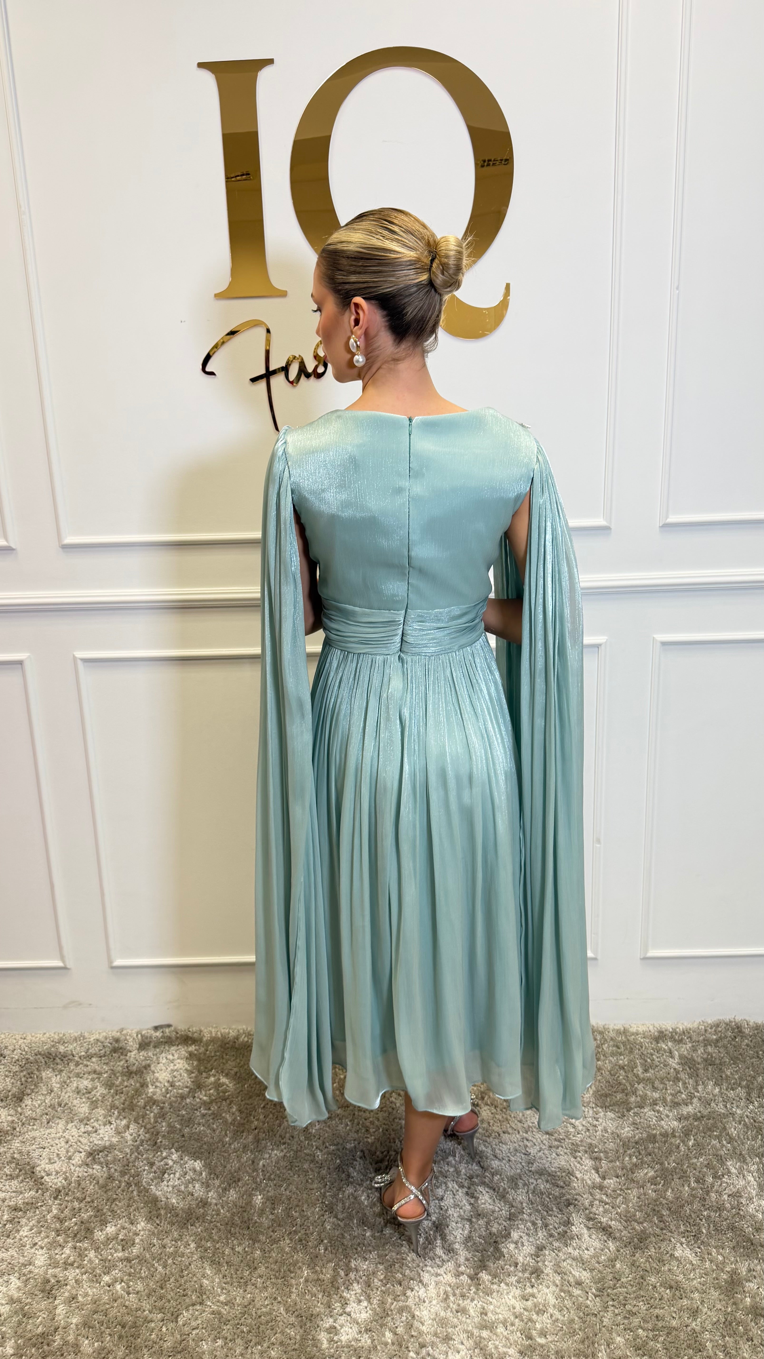 Rochie Yalisse V Minth de la iqfashioncluj, garderobă elegantă, material textil fin și croială modernă, culoare verde închis