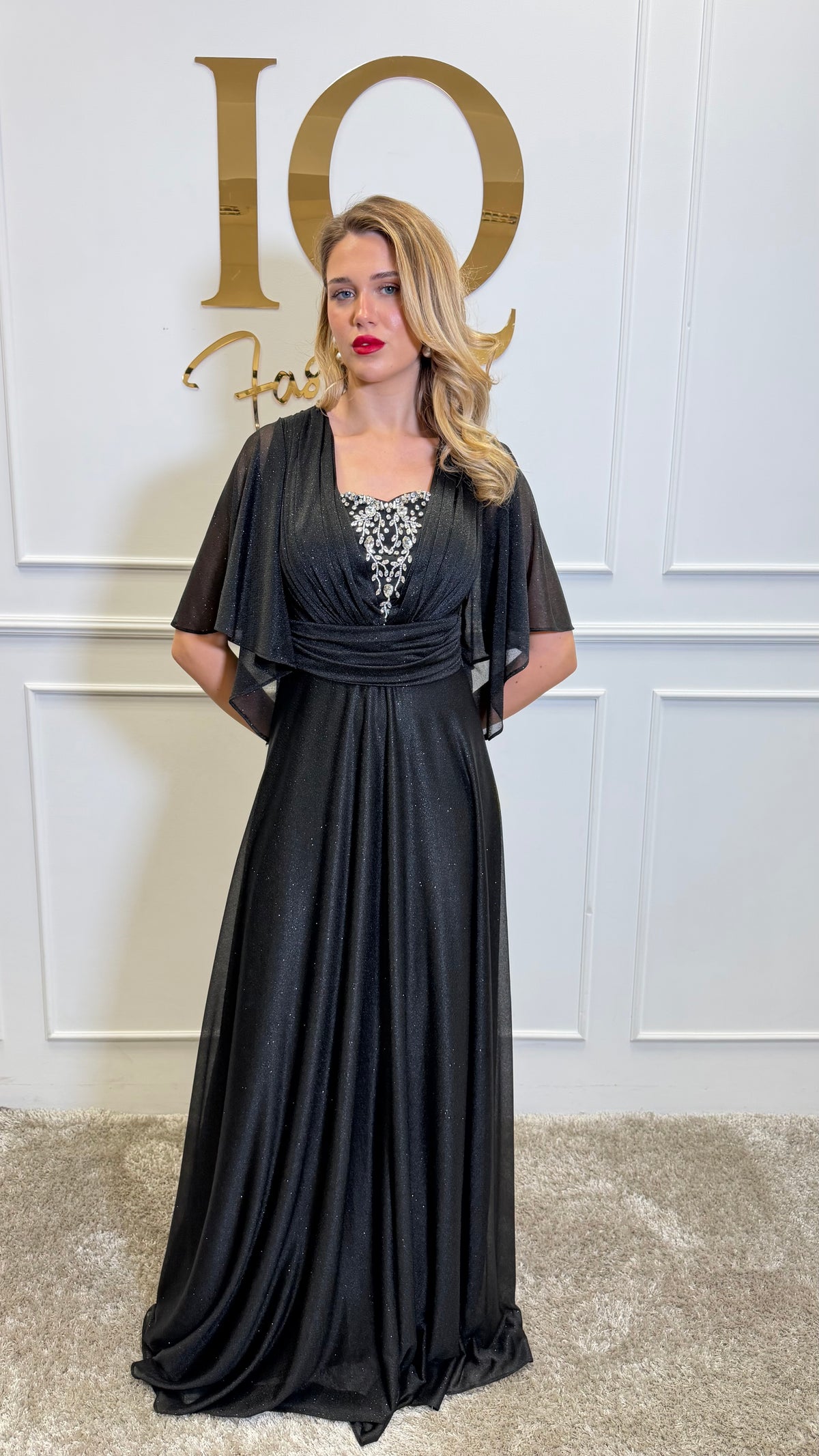 Rochie neagră Luissia de la ELVE STYLE SRL, elegantă, cu croială feminine și detalii sofisticate, vizibilă în imagine.