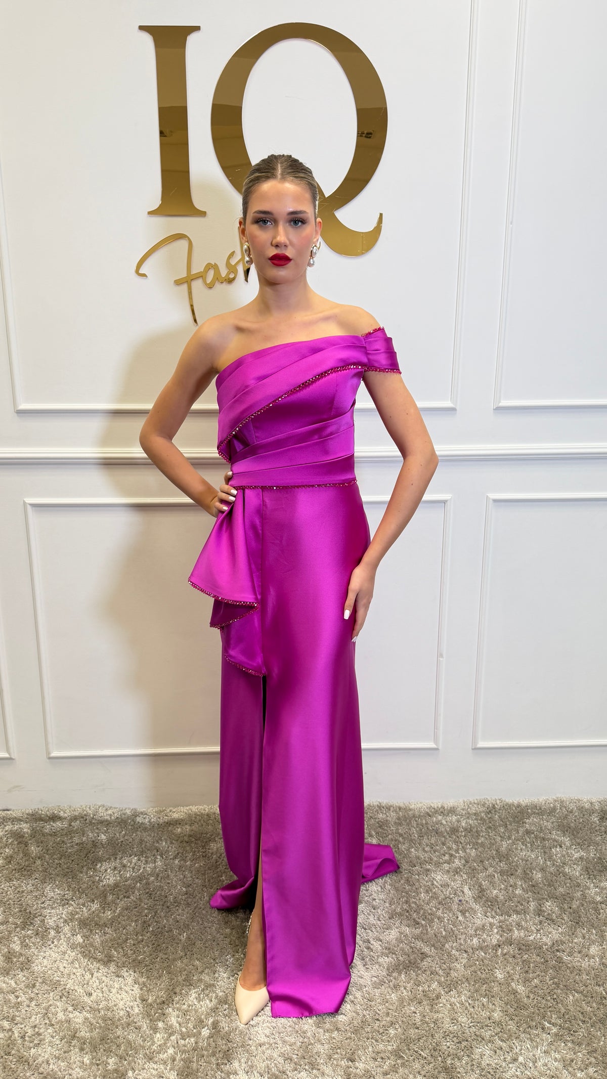 Rochie Astis Fuchsia de damă din colecția iqfashioncluj, cu croială elegantă și detalii feminine, pe fundal neutru.