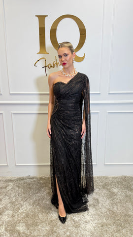 Rochie neagră Spanish Black de la iqfashioncluj, croială elegantă și detalii moderne, țesătură fină, purtată pe model.